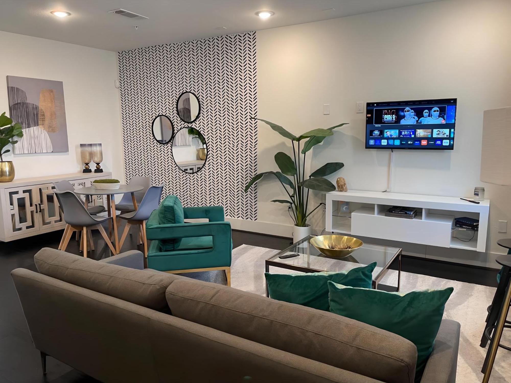 Contemporary Downtown Your Base For Adventures! Daire Houston